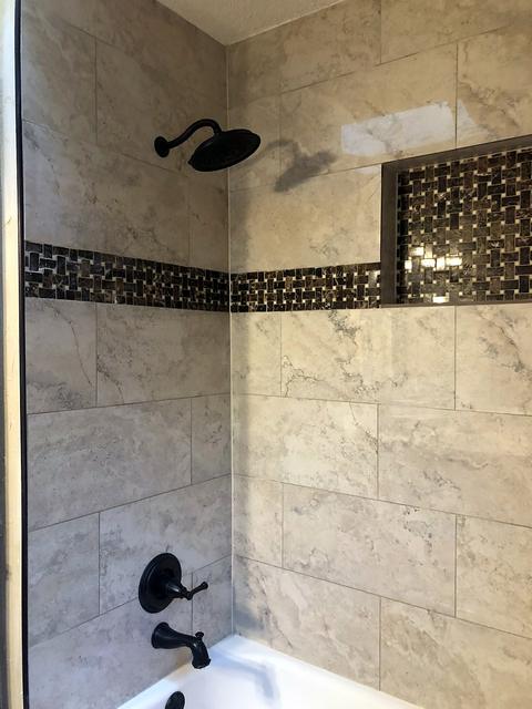 Tile tub surround with basketweave niche